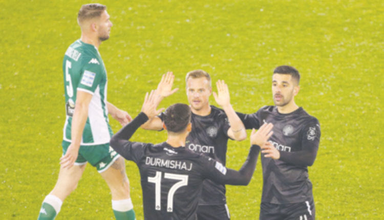  Οι παίκτες του ΟΦΗ με τον Λάρσον πανηγυρίζουν τον βαθμό