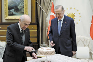 Τούρτα γενεθλίων με τις χαρακτηριστικές 3 ημισελήνους των «γκρίζων λύκων» στο προεδρικό μέγαρο ετοίμασαν για τον 75χρονο Μπαχτσελί, τον άτυπο κυβερνητικό εταίρο του Ερντογάν.