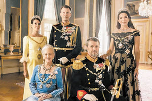 Ένα νέο πορτρέτο της βασίλισσας Μαργκρέτε με τους γιους της και τις συζύγους τους έδωσε στη δημοσιότητα η βασιλική οικογένεια της Δανίας