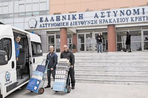 Τρόφιμα συγκέντρωσαν οι αστυνομικοί της Κρήτης