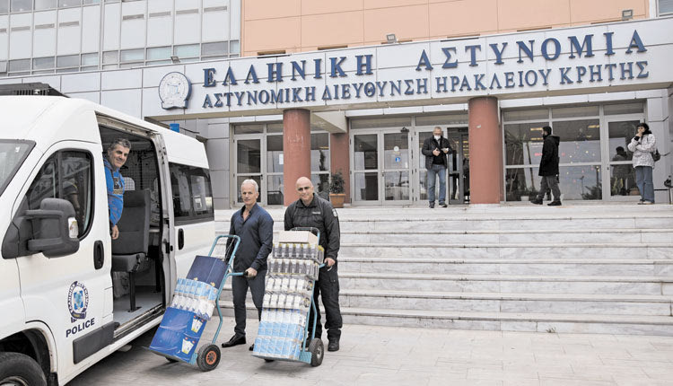 Τρόφιμα συγκέντρωσαν οι αστυνομικοί της Κρήτης