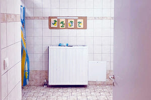 Μαζεύουν το νερό με πλαστικά δοχεία οι εκπαιδευτικοί του 1ου Νηπιαγωγείου Τυμπακίου.