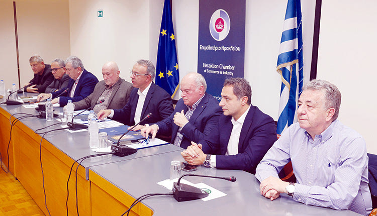 συνάντηση των εμπόρων της Κρήτης με τον υπουργό Οικονομικών Χρήστο Σταϊκούρα στο Επιμελητήριο Ηρακλείου