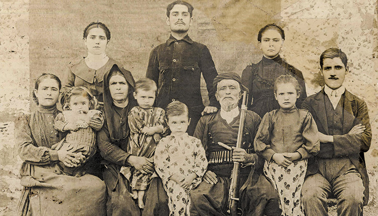 Καθήμενοι: Μιχαήλ (Μιχελής) Παπαδογιάννης-Μελπομένη Παπαδογιάννη (Μπριλλάκη)
