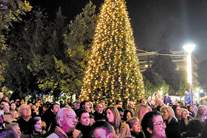 φωταγώγηση του χριστουγεννιάτικου δέντρου στην πλατεία Ελευθερίας
