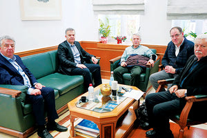 ο περιφερειάρχης Κρήτης Σταύρος Αρναουτάκης με τον δήμαρχο Ανωγείων Σωκράτη Κεφαλογιάννη για το Αστεροσκοπείο