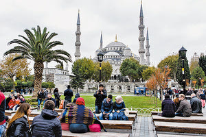 τουρίστες στους δρόμους της Κωνσταντινούπολης