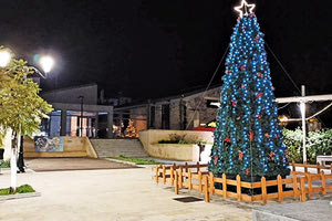 Φωταγωγήθηκε το χριστουγεννιάτικο δέντρο στις Αρχάνες