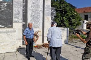 Οι δυο επιζήσαντες των ναζιστικών στρατοπέδων Σταύρος Παπουτσάκης και Κώστας Βουράκης στο μνημείο των Μεσκλών Κυδωνίας