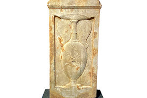 Μια αετωματική επιτύμβια στήλη από λευκό λεπτόκοκκο πεντελικό μάρμαρο, με χαραγμένο το όνομα «Επικράτης», που επαναπατρίστηκε