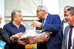 Βγήκε για ευχές η ΝΟΔΕ της ΝΔ στον περιφερειάρχη Κρητης κ. Σταύρο Αρναουτακη