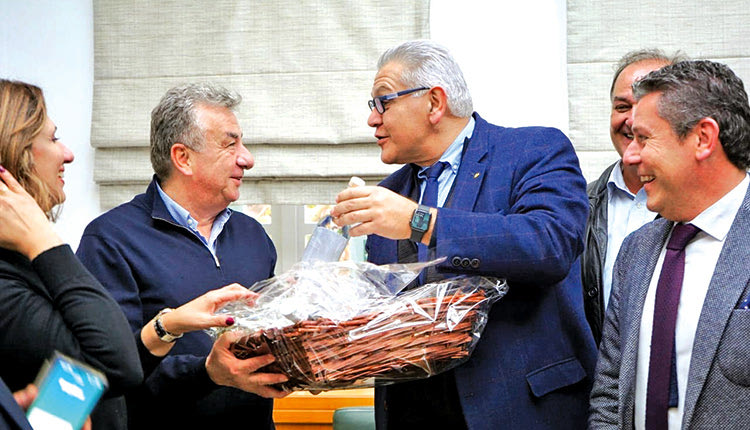 Βγήκε για ευχές η ΝΟΔΕ της ΝΔ στον περιφερειάρχη Κρητης κ. Σταύρο Αρναουτακη
