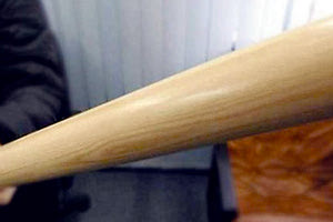 Τον χτύπησε με ρόπαλο