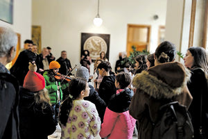 Οι μαθητές της Δ΄ τάξης του 6ου Δημοτικού σχολείου Ηρακλείου, έψαλαν τα παραδοσιακά κάλαντα στη Λότζια