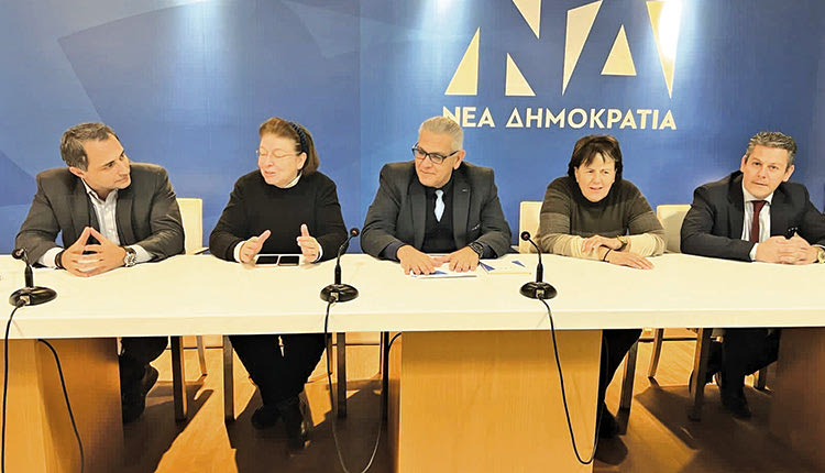 Η κυρία Μενδώνη ανάμεσα σε Σενετάκη και Καρκανάκη