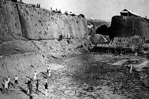 Ασκήσεις Bρετανών στρατιωτικών στην τάφρο των Ενετικών Τειχών σε φωτογραφία Behhaedin στα πρώτα χρόνια της Κρητικής Πολιτείας.