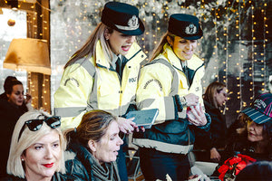 Στελέχη της Τροχαίας Ηρακλείου μοίρασαν ατζέντες με κεντρικό σύνθημα: «ένας δεν πίνει, όλοι επιστρέφουν».