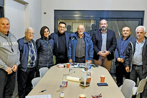  Οι τρίτεκνες οικογένειες στη διάρκεια συνάντησης που πραγματοποίησε  κλιμάκιο του ΚΚΕ Ηρακλείου