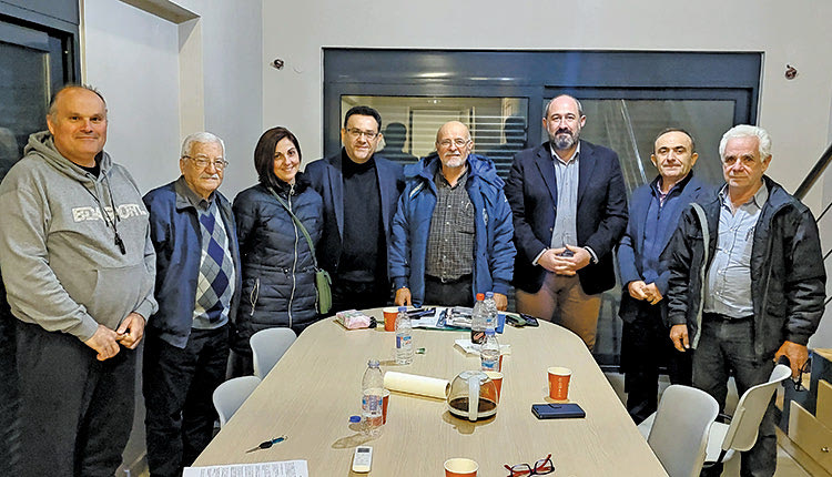  Οι τρίτεκνες οικογένειες στη διάρκεια συνάντησης που πραγματοποίησε  κλιμάκιο του ΚΚΕ Ηρακλείου
