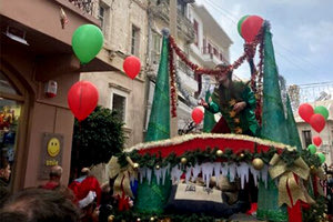 Βόλτα του Άι Βασίλη με το άρμα του στο Ρέθυμνο