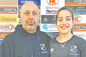 Ο προπονητής του ΟΦΗ κ. Προύφας με την Εύη Πρινιωτάκη