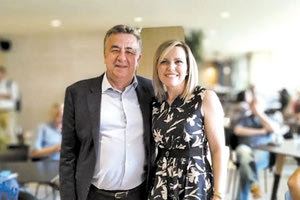 Η γιατρός και περιφερειακή σύμβουλος Γεωργία Μηλάκη είναι πια περιζήτητη. Και να κατέβει στις εκλογές με τη ΝΔ, αλλά και να επαναλάβει τη μεγάλη της επιτυχία στις περιφερειακές εκλογές με τον Σταύρο Αρναουτάκη.