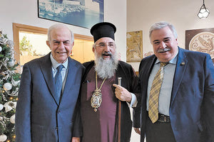 Και στην κοινή κοπή της πρωτοχρονιάτικης πίτας της Αντιπεριφέρειας Ηρακλείου και του Δήμου ήταν κυριαρχική η παρουσία του Αρχιεπίσκοπου Κρήτης Ευγένιου, ο οποίος πρώτη φορά βρέθηκε για εκδήλωση στον Δήμο και με  θερμά λόγια μίλησε για τον εορτάζοντα, δήμαρχο Βασίλη Λαμπρινό