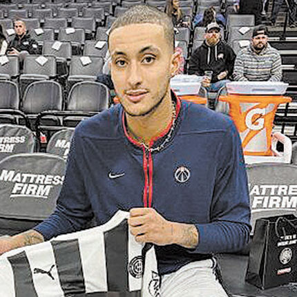 Ο Κούζμα με φανέλα του ΟΦΗ