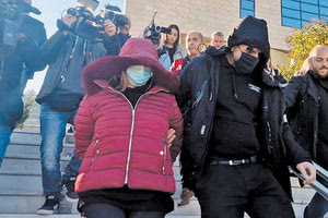 Πέταξε το βρέφος της στο ποτάμι