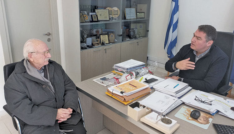 Το ενδεχόμενο μίας συνεργασίας που θα έχει έναν ξεχωριστό συμβολισμό για τη σπουδαιότητα της εκπαίδευσης, της γνώσης και της δια βίου μάθησης εξετάστηκε σε συνάντηση που είχε ο δήμαρχος Χερσονήσου Γιάννης Σέγκος με τον 89χρονο Δημήτρη Μουδατσάκη