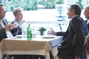 Γεύμα στον πρόεδρο της Κυπριακής Δημοκρατίας, Νίκο Αναστασιάδη, και τη σύζυγό του, Άντρη, παρέθεσαν το μεσημέρι της Τρίτης ο πρωθυπουργός, Κυριάκος Μητσοτάκης, και η σύζυγός του, Μαρέβα Γκραμπόφσκι - Μητσοτάκη