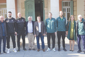 Ο αντιπεριφερειάρχης κ. Συριγωνάκης, με τον ταμία της ΕΣΑΠ κ. Δανδάλη και με τους προπονητές των ομάδων