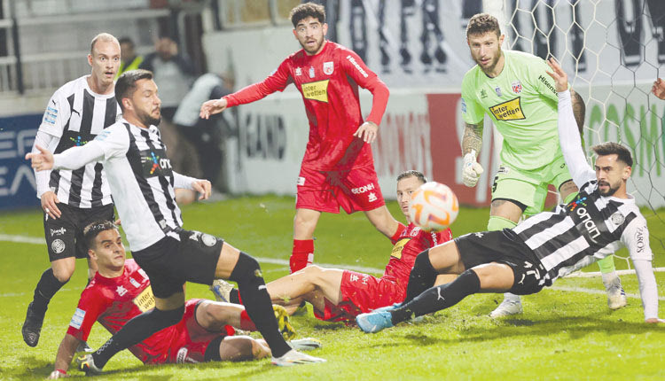   Μεταξάς, Γκερέρο, Σιέλις, Πίρινεν, Κλέιμαν και Ντουρμισάι σε φάση από το χθεσινό παιχνίδι