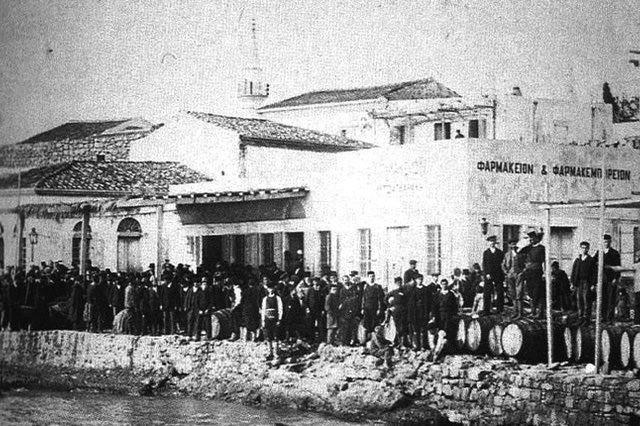 ΦΩΤΟΗΜΕΡΑΣ: Ο εορτασμός για τα Θεοφάνια στη Σητεία στις αρχές του περασμένου αιώνα.
