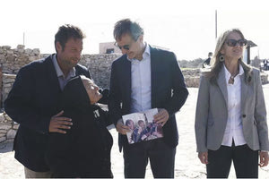 «Άν έλειπες θα γινότανε και πόλεμος», ανέφερε μεταξύ άλλων στον πρωθυπουργό   η κ. Χριστίνη, ηλικιωμένη κάτοικος της Γαύδου που έσπευσε μόλις τον είδε στο χωριό Άμπελος να του εκφράσει τη χαρά της για την παρουσία του στο νησί.