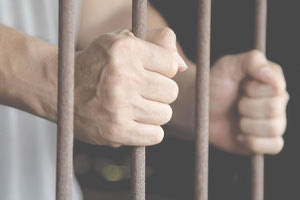 Στον 52χρονο Ηρακλειώτη επιβλήθηκε συνολική ποινή φυλάκισης, κατά συγχώνευση, 4 ετών και 10 μηνών. Το δικαστήριο δεν έδωσε αναστέλλουσα δύναμη στην έφεση. Νωρίτερα η πρώην σύζυγος είχε εκφράσει την απόγνωση και την απελπισία της. "Πόσο να αντέξω ακόμα να ζω έτσι;"