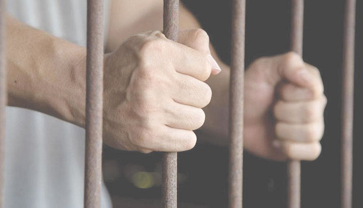 Στον 52χρονο Ηρακλειώτη επιβλήθηκε συνολική ποινή φυλάκισης, κατά συγχώνευση, 4 ετών και 10 μηνών. Το δικαστήριο δεν έδωσε αναστέλλουσα δύναμη στην έφεση. Νωρίτερα η πρώην σύζυγος είχε εκφράσει την απόγνωση και την απελπισία της. "Πόσο να αντέξω ακόμα να ζω έτσι;"