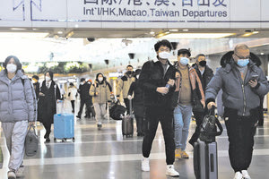 Αίροντας την υποχρέωση καραντίνας για τους εισερχόμενους ταξιδιώτες και ανοίγοντας τα σύνορά της σε χώρες όπως το Χονγκ Κονγκ, χθες Κυριακή, η Κίνα αποκαθήλωσε και επίσημα ένα από τα τελευταία κομμάτια της πολιτικής Zero Covid