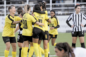 Πανηγυρίζουν οι παίκτριες του Εργοτέλη για τη νίκη τους