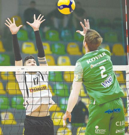 Στιγμιότυπο από το παιχνίδι του ΟΦΗ με τον Παναθηναϊκό