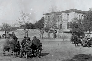 ΦΩΤΟΗΜΕΡΑΣ: Στο Ρέθυμνο (έξω από την παλιά Νομαρχία) την εποχή του Μεσοπολέμου.