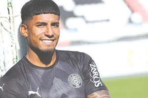 Ο Μοσκέρα φόρεσε χθες για πρώτη φορά τη φανέλα του ΟΦΗ