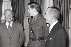ΦΩΤΟΗΜΕΡΑΣ: 1959: Μια φωτογραφία με τον νεαρό τότε Κωνσταντίνο να συζητά με τον πρόεδρο των ΗΠΑ Ντουάιατ Αϊζενχάουερ.