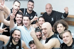 Οι παίκτες του ΟΦΗ με τον προπονητή του κ. Ράλλη πανηγύρισαν τη σπουδαία νίκη