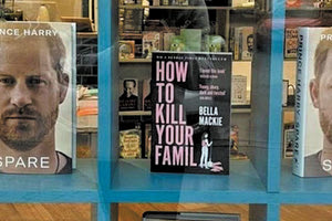 Η Μαρί Σαντάλ, σύζυγος του Παύλου, κοινοποίησε μια φωτογραφία σε Instagram Story από μια βιτρίνα βιβλιοπωλείου στο Λονδίνο, στην οποία το βιβλίο του πρίγκιπα της Μεγάλης Βρετανίας Χάρι κοσμούσε τα ράφια.