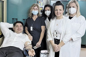 Με μια φωτογραφία που ανέβασε στο Twitter o πρέσβης των ΗΠΑ στην Ελλάδα Τζορτζ Τσούνης, για την εθελοντική αιμοδοσία, πολλοί παρατήρησαν ότι έχει χάσει πολλά κιλά.