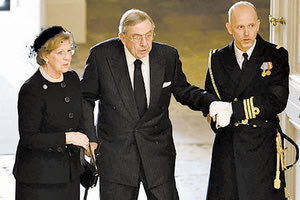 η φοβική διαχείριση της κηδείας του τέως βασιλιά Κωσταντίνου