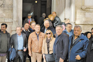 Στις θέσεις τους θα παραμείνουν μέχρι τις 24 του προσεχούς Μαρτίου περίπου 70 συμβασιούχοι Δήμων του νομού Ηρακλείου και της Περιφέρειας, καθώς χθες ανανεώθηκε η ισχύ της προσωρινής διαταγής που έχει εκδώσει δικαστής του Πρωτοδικείου Ηρακλείου, από την κατάθεση της αίτησης των ασφαλιστικών μέτρων.