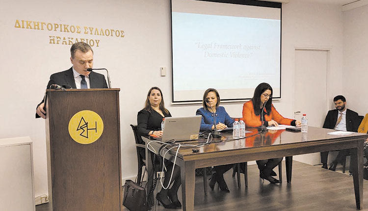 Ο πρόεδρος του Δικηγορικού Συλλόγου Ηρακλείου κ. Νίκος Λογοθέτης, ενώ στο πάνελ βρίσκονται η αντεισαγγελέας Πρωτοδικών κ. Μαρία Κανιαδάκη, η πρωτοδίκης-ανακρίτρια κ. Αμαλία Μανουσάκη και η εισαγγελέας Πρωτοδικών κ. Ροζίνα Πολυχρονάκη