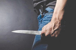 Ο 33χρονος δράστης, όπως είπε το θύμα, τον μαχαίρωσε στα πλευρά, τον θώρακα και το χέρι